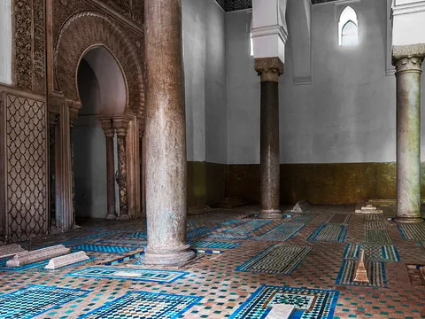 Interior de las Tumbas Saadíes en Marrakech, Marruecos