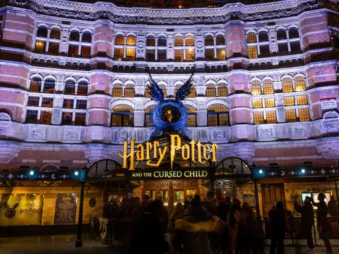 Teatro Palace iluminado para la obra Harry Potter and the Cursed Child, Londres.