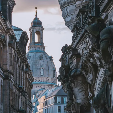 Vista de la Frauenkirche desde calle histórica de Dresde, Alemania