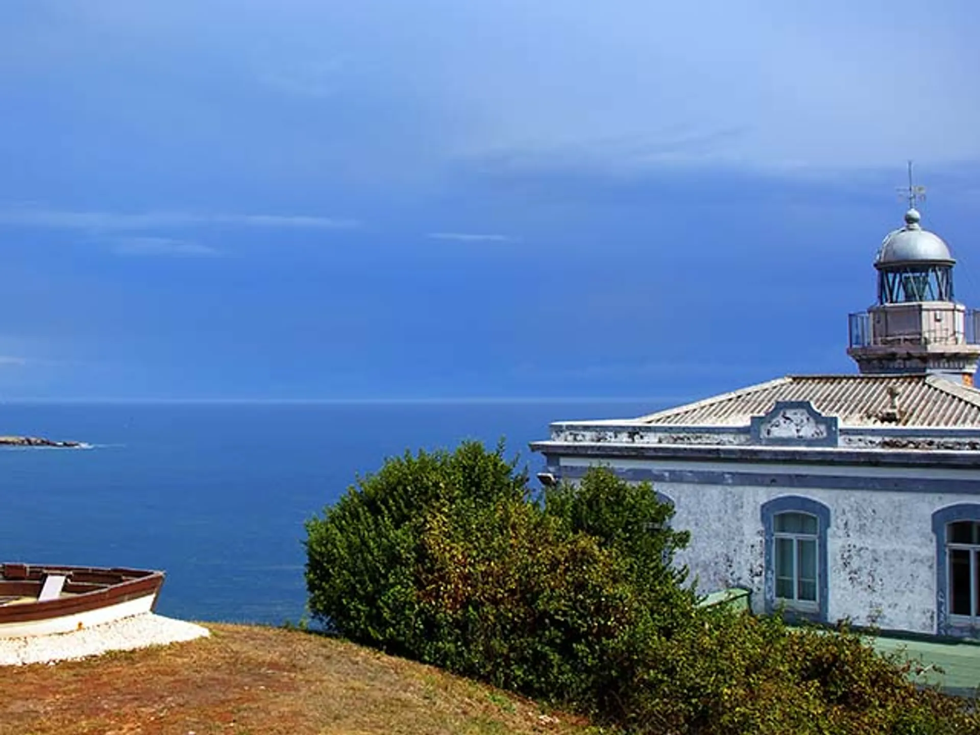 Faro de Candás con el Mar Cantábrico de fondo - Qué ver y qué hacer en Gijón y sus alrededores - Blog - Buendía Tours