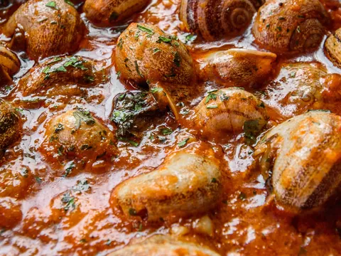 Caracoles a la Vizcaína - Comida típica del País Vasco - Comer en Bilbao - Guía de viaje Bilbao - Buendía Tours