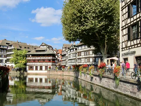 Casas de entramado de madera frente al río Ill, Estrasburgo, Francia