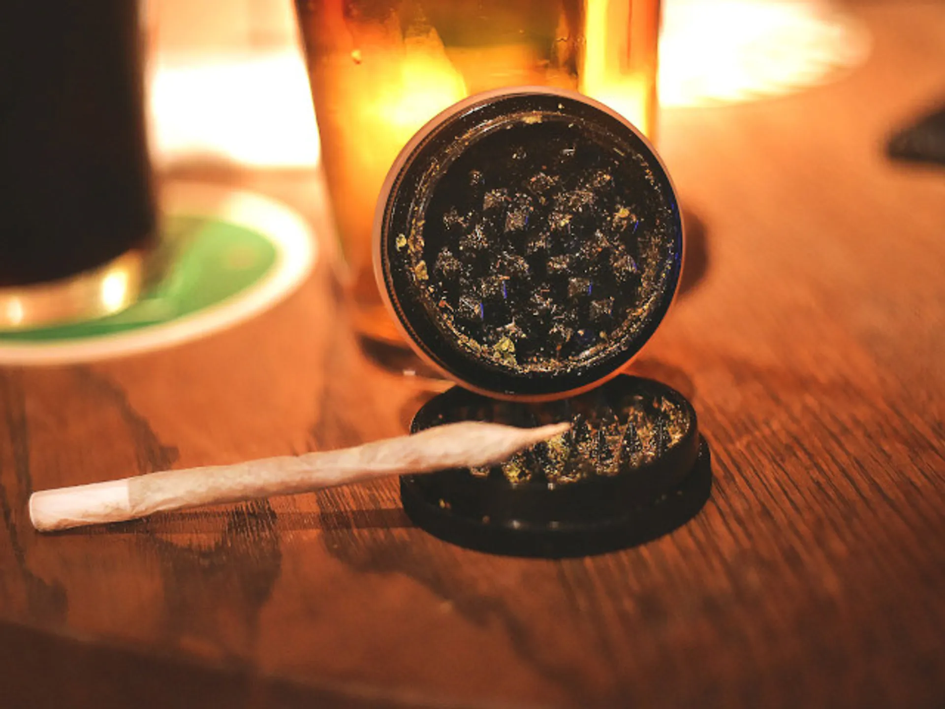Hierba ya liada con grinder al lado