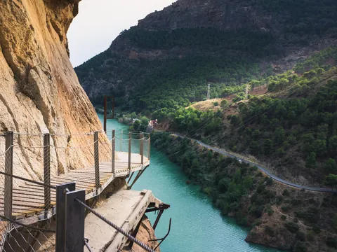 Pasarela del Caminito del Rey con vistas al río Guadalhorce y valle de Málaga
