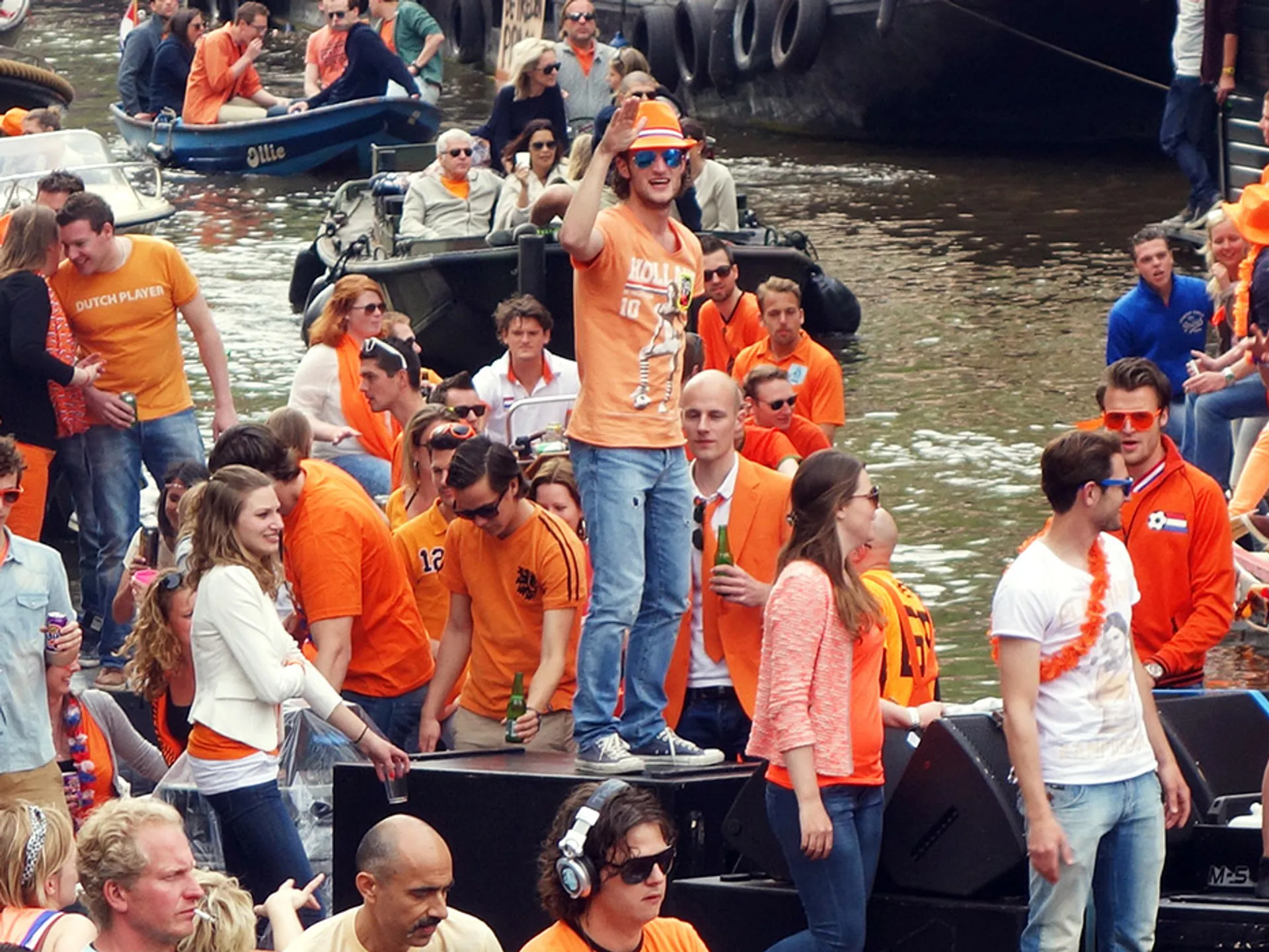 Gente de fiesta en barcas en la celebración del Día del Rey en Holanda