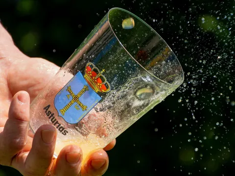 Escanciado de sidra asturiana en el Tour Gastronómico de sidra y quesos por Gijón
