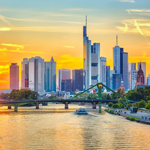 Vista del skyline de Frankfurt con el atardecer
