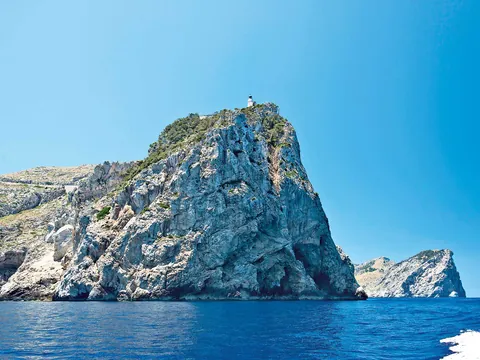 Las rocas imponentes a lo largo del trayecto revelan un paisaje natural impresionante mientras nos acercamos a la costa.