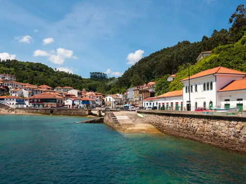 Puerto de Tazones con casas marineras al fondo