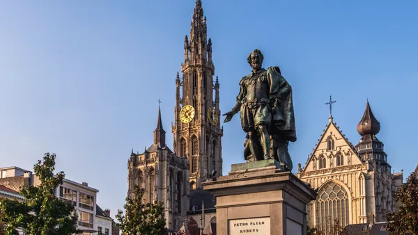 Estatua de Peter Paul Rubens y Catedral de Nuestra Señora al fondo, Amberes, Bélgica