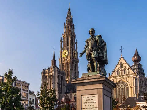 Estatua de Peter Paul Rubens y Catedral de Nuestra Señora al fondo, Amberes, Bélgica