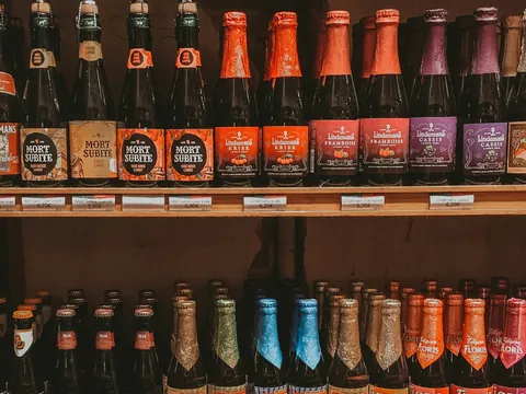 Estanterías con botellas de cerveza artesanal belga en Bruselas