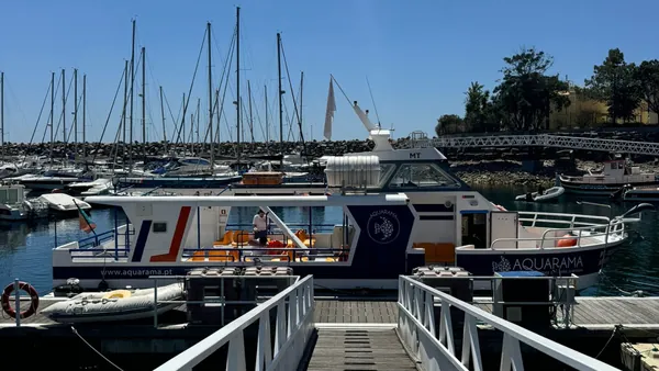 El barco con visión submarina te da la bienvenida a un mundo oculto bajo las olas.