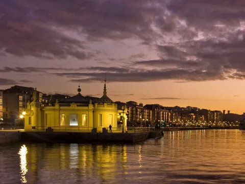 Palacete del Embarcadero, junto al paseo marítimo de Santander, al atardecer.