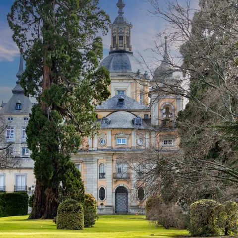 Palacio Real de La Granja entre cedros y secuoyas en Segovia, España