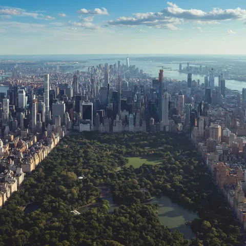Vista área del Central Park frente los rascacielos, Nueva York, Estados Unidos