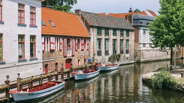 Barcas amarradas en un canal de Brujas, Bélgica