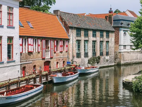 Barcas amarradas en un canal de Brujas, Bélgica