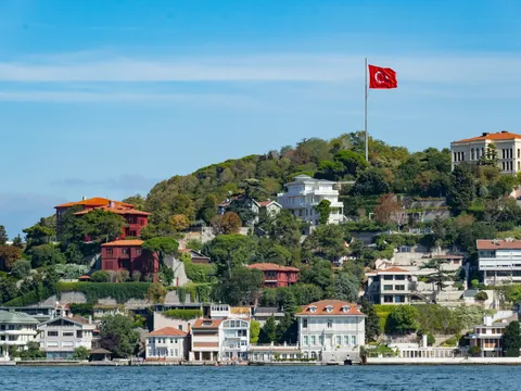 Vista de la costa desde un crucero por el Bósforo en Estambul, Turquía