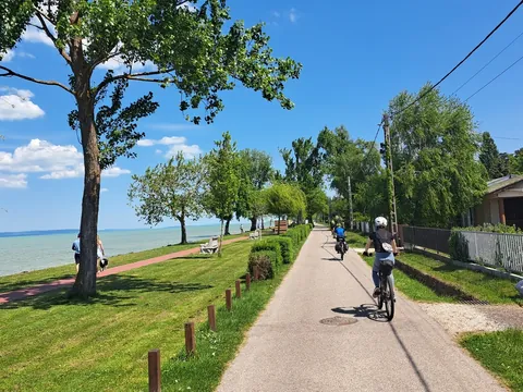 Ciclistas junto al paseo del lago Balaton en un día soleado