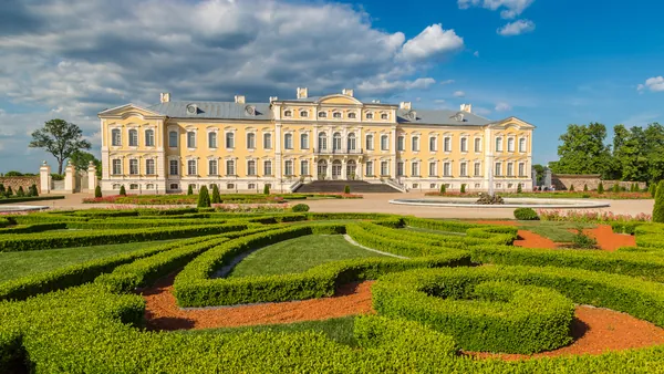 Jardines del Palacio de Rundale, una de nuestras paradas de esta excursión desde Riga.