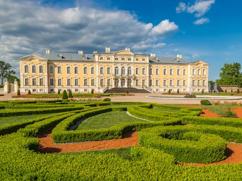Jardines del Palacio de Rundale, una de nuestras paradas de esta excursión desde Riga.