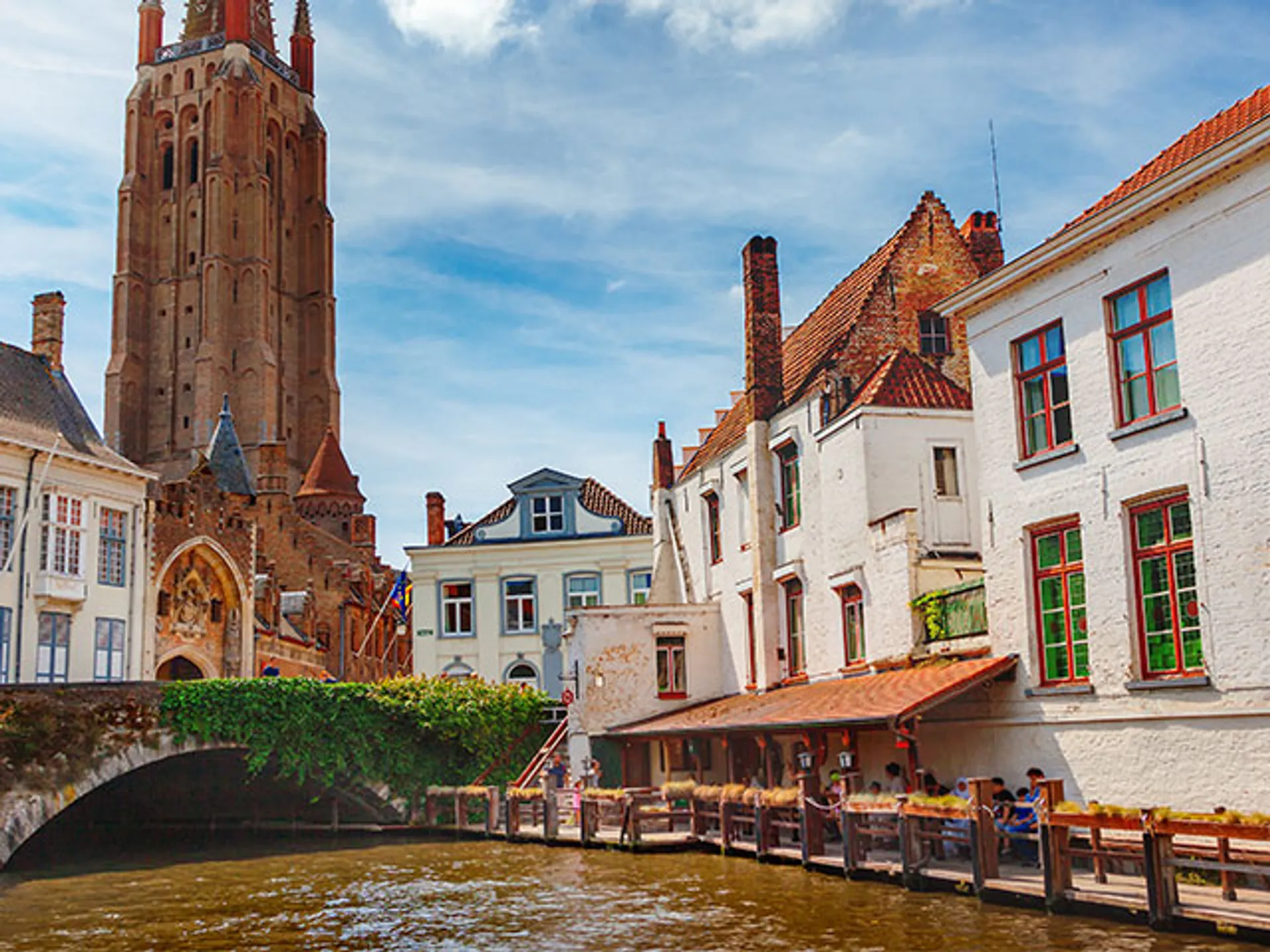 Iglesia de Nuestra Señora y estrechas calles tradicionales de BrujasCanales de Brujas - Qué hacer en Brujas - Guía de viaje Brujas - Buendía Tours