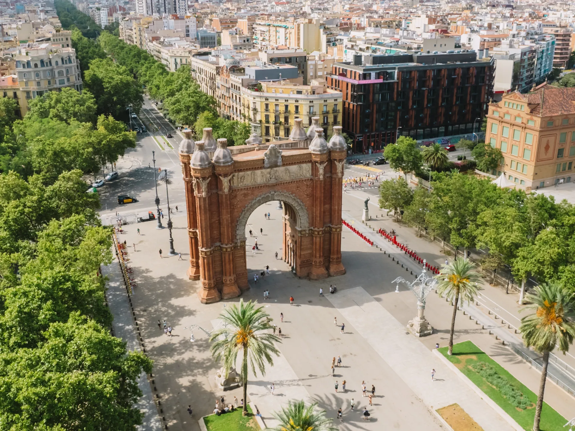 Vista panorámica del Arco de Triunfo de Barcelona - Arco de Triunfo de Barcelona - Qué ver en Barcelona - Guía de Viajes Barcelona - Buendía Tours