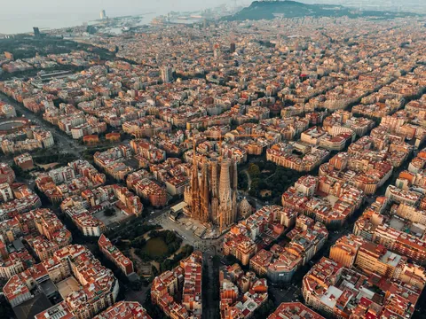 Vista aérea de Barcelona con la Sagrada Familia en el centro y el mar al fondo