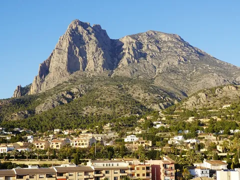 Vista de la montaña Puig Campana desde Finestrat pueblo cercano a Benidorm, España