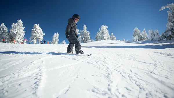 Niño practicando snowboard en Fuentes de Invierno, Asturias