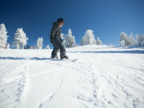 Niño practicando snowboard en Fuentes de Invierno, Asturias