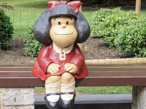 Escultura de Mafalda en un banco del Campo de San Francisco, Oviedo, Asturias