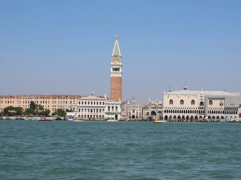 Panorámica del Palacio Ducal y el Campanile desde la laguna de Venecia