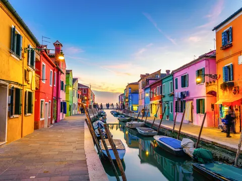 Casas de colores al atardecer junto al canal principal de Burano, Venecia