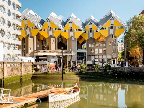 Vista de las icónicas Casas Cubo (Kubuswoningen) de techo amarillo inclinadas en Róterdam.