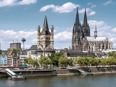 Vistas de la Catedral de Colonia y la Gran Iglesia de San Martín junto al Rin.