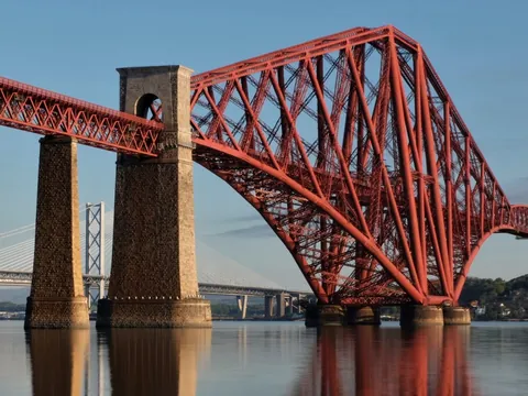 Puente del ferrocarril en South Queenferry en el Fiordo del Forth