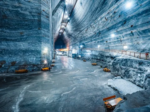 Hall central de la mina de sal de Slanic, que podrás ver en esta excursión desde Bucarest, con altos techos y colores únicos.
