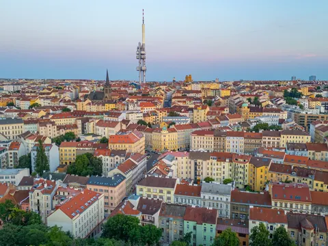 Vista aérea de los tejados de Praga con la Torre de Televisión Žižkov al fondo.