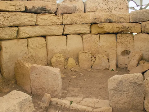 restos-excursion-templos-hagar-qim-gruta-azul-la-valeta_buendia.jpg