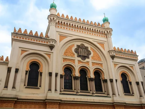 Fachada de la Sinagoga Española en el Barrio Judío de Praga