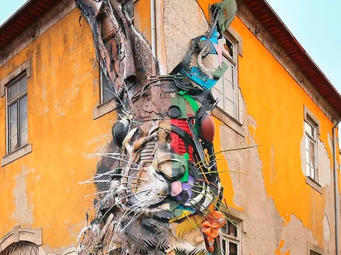 Escultura mural de un conejo hecha con materiales reciclados en Oporto.