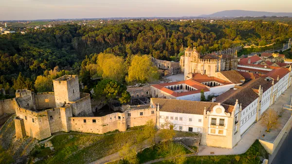 Vista aérea del Convento de Cristo y castillo en Tomar, Portugal
