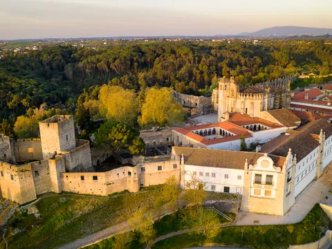 Vista aérea del Convento de Cristo y castillo en Tomar, Portugal