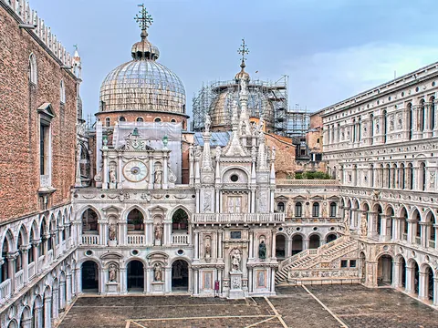 Patio interior del Palacio Ducal con vistas a la Basílica de San Marcos en Venecia
