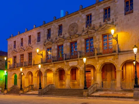 Fachada iluminada del Ayuntamiento de Soria en la Plaza Mayor