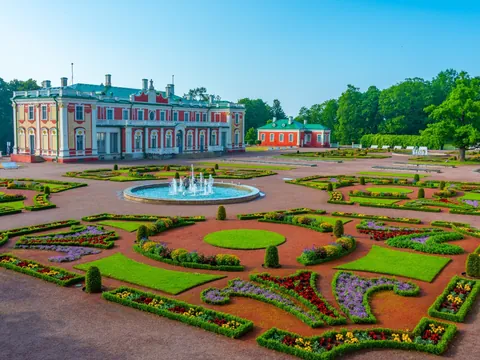 Palacio barroco con jardines florales en Tallin.