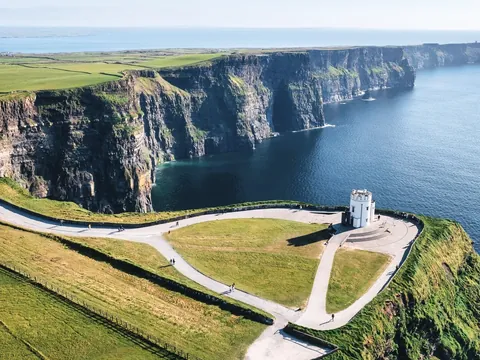 Torre de O'Brien frente a los Acantilados de Moher, Irlanda