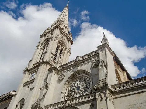 Catedral de Santiago en Bilbao, fachada gótica en pleno Casco Viejo